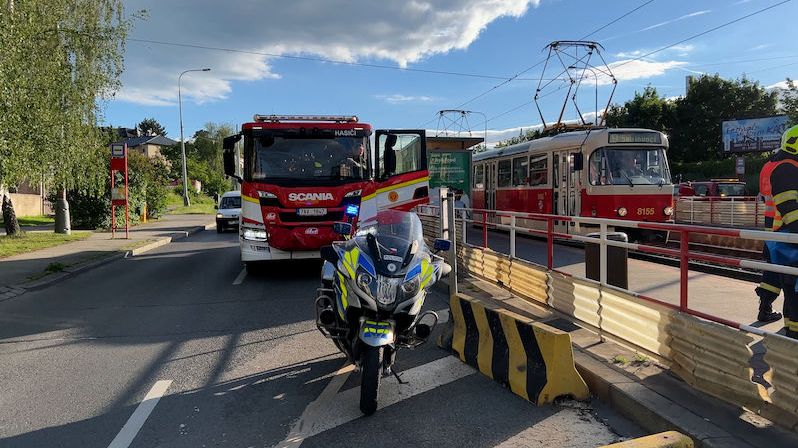 Muže v Praze srazila projíždějící tramvaj. S vážným zraněním skončil v nemocnici
